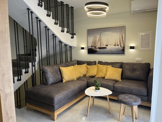 Living room with the staircase to the upper level